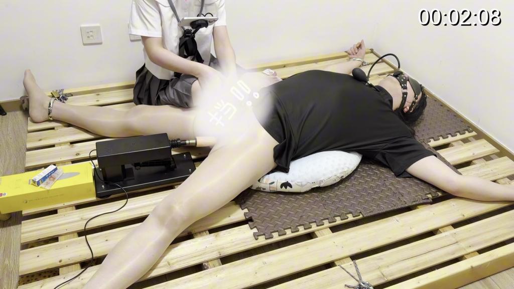 【酸酸】金属拷固定四肢炮击强制榨精-日式TK固定鞭打-挠痒-龟责-强制责射-射后责 祝大家儿童节快乐呦！<br>今天视频可以分为两个部分，第一部分先把小m四肢金属固定，炮击抽插，震动棒强制榨精，本来小m射了后想继续责呢，结果小m的左腿突然抽筋，没办法继续，可恶啊...你爽了，酸酸还没有开始折磨呢...那就换个姿势继续！第二部分把小m的上半身日式TK绑好，双脚分开固定，接下来就是鞭打、挠痒、责射、射后责这一套下来小m只能被动承受疯狂嗷嗷叫！嘿嘿 就喜欢看你这样 略~<br>原味私信或QQ1700495721<br>加Q务必注明来意！<br><span style='color:#b0b0b0;'>[隐藏文字，购买后可见]</span>