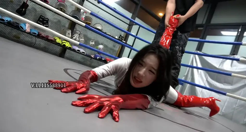 VIP—120 女战神的腿技了得，没有任何一个人是她的对手，在擂台上可能坚持不到几分钟就倒下了，但是这次来了一位很能抗揍的选手慢慢的他发现了女战神的弱点......客服企鹅QQ:1307292935