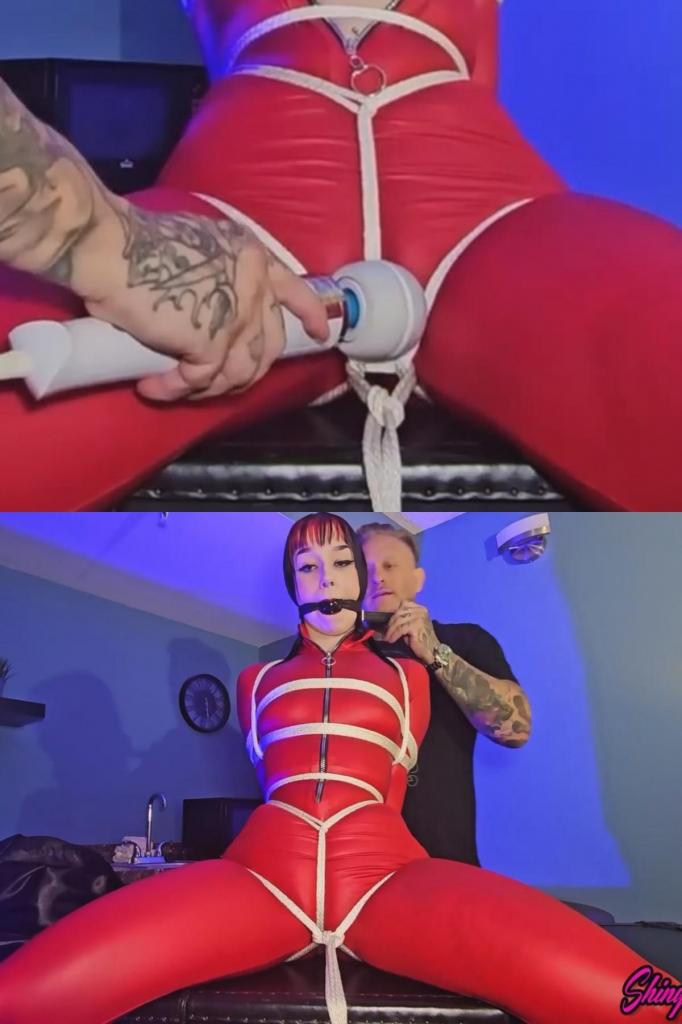 Goth Girl Bound Orgasms 迪特莉亚身着红色人造革紧身衣和厚重长靴，更显其吸血鬼般的魅惑。闪亮的材质勾勒出她曼妙的曲线，纤细的腰肢和丰满的臀部格外引人注目。当希尼将她固定在桌子上时，迪特莉亚双腿大张，露出被束缚的私处，任由他摆布。<br><br>而那根绑在她胯部的绳子……设计巧妙，反绑在她敏感的阴部，随着她每一次挣扎而紧绷，更加刺激着她的敏感点。黑色的球形口塞堵住了她的呻吟，但她扭动挣扎的眼神却泄露了她的快感，她渴望着解脱。<br><br>希尼显然被眼前的景象深深吸引，决定进一步强化她的体验。<br><br>他抚摸着迪特莉亚的紧身衣，将一个日立牌振动器对准胯部的绳子，紧紧地压在迪特莉亚的阴蒂上。电流般的快感如潮水般涌遍她的全身，点燃了一股强烈而几乎令人窒息的快感，让她不由自主地翻来覆去，呻吟不止。<br><br>这感官上的冲击对迪特莉亚敏感的身体来说实在太过强烈，她发出一声压抑的呻吟，达到了高潮，全身都在极乐中颤抖。高潮过后，她筋疲力尽地瘫倒在束缚中，气喘吁吁，哥特式的美貌在极致快感的余晖中闪烁着光芒。Ditria's striking appearance in the red pleather catsuit and heavy boots accentuated her vampiric allure. The shiny material hugged her curves, drawing attention to her small waist and curvy hips. As Shiny secured her to the table, Ditria's legs spread wide, exposing her bound crotch and leaving her vulnerable to his desires.<br><br>And the crotch rope.. Expertly rigged, was tied oppositionally so it pulled taut against her sensitive pussy with each struggle, amplifying her arousal. The black ball gag muffled her moans, but her eyes betrayed her pleasure as she squirmed and twisted, desperately seeking release.<br><br>Shiny, clearly enthralled by the spectacle, decided to intensify her experience. <br>As he ran his hands over the catsuit, he positioned a Hitachi vibrator against the crotch rope, pressing it firmly against Ditria's clit. Electric pulses surged through her, igniting a fierce, almost overwhelming pleasure that had her tossing and moaning helplessly.<br><br>The sensory overload proved too much for Ditria's sensitive body, and with a powerful muffled cry, she came hard, her entire being convulsing in ecstasy. As the orgasm subsided, she collapsed back against her bindings, spent and panting, her gothic beauty glimmering with the afterglow of intense pleasure.