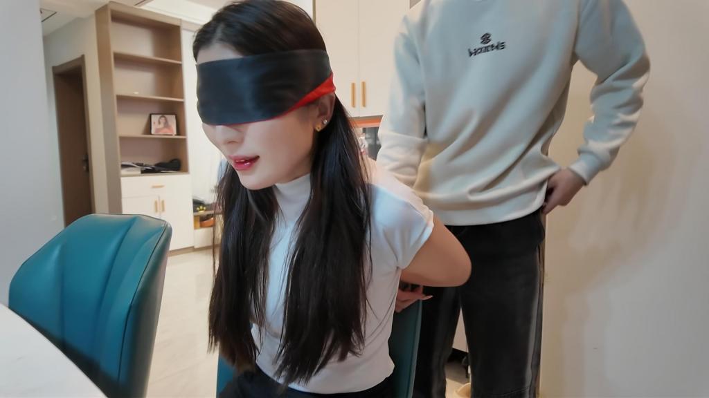 尾随佳佳之白袜运动鞋 李大侠原创、小许特别迷恋佳佳、尤其是佳佳那双玉足，于是下定决心得到，尾随，迷晕佳佳后，脱掉佳佳的运动鞋，白袜，不断的亲吻玉足，最后竟然把佳佳绑到椅子上，用运动鞋盛饭，佳佳穿着白袜的脚放到餐桌，一边吃一边欣赏......本工作室提供私人定制绳艺视频、定制绳艺体验、约拍模特、牢房体验、私人定制体验、剧本体验、出售配方麻绳、原味、另外招募绳艺模特、视频统一解压密码h123456 定拍联系QQ1642384671加我注明妖狐吧，需要解压两次，密码一样