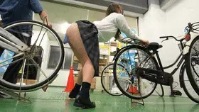 長時間放置「ケツ突き出しバイブ拘束」でイキ壊れ！感度バグって尻ブル振動×腰クネ回転痙攣オナホマ●コ女に魔改造 利用站前自行车停车场。强制进行束缚。固定振动棒直至身心愉悦。长时间的刺激让美臀颤抖，腰肢扭动……难以自拔的快感。全身化作性感带，进行扭曲羞耻。装入袋中拉走进一步玩弄一旦高潮就会自动扭腰、摩擦……<br>番号：<span style='color:#b0b0b0;'>[隐藏文字，购买后可见]</span>
