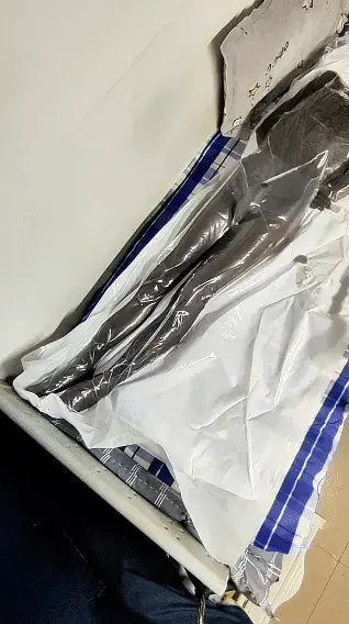 连体黑丝男娘的自制真空袋体验 有点糊，便宜些。很久之前就想尝试一下真空袋的玩法了，但碍于没有搭子，只能做一个单人版的自己玩了。顺便一提，自己玩真空袋一定要留后手，视频中在嘴部是有呼吸管的，吸紧之后是真的动一下手指都难，安全第一！