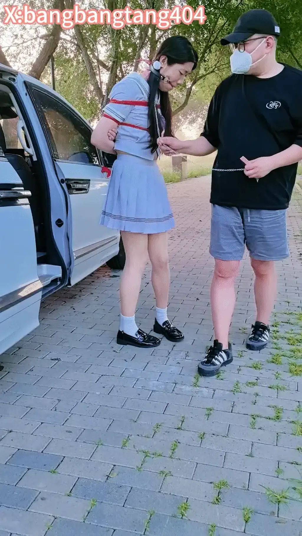 【糖糖工作室】（清晨荒野球场绑架实录）水手服伪娘被牵狗链牵到长椅M腿固定，TK+震动棒贞操锁强制高潮+掀裙暴露 兄弟们，这次拍得特别有感觉！ 清晨，天刚蒙蒙亮，一名穿着白色水手服、肉色丝袜、白色棉袜、黑色JK小皮鞋的乖巧伪娘被主人绑架到了荒废的野球场。 主人牵着狗链，像遛狗一样把她从车上牵下来，慢慢走过空旷的球场……走到长椅旁，直接把她按在椅子上严密捆绑！ 双手被反绑在身后，双腿呈极致M字大开固定在长椅两侧，整个人完全无法动弹，只能无助地扭动身体和发出压抑的呻吟。 主人开始对她进行彻底调教： <br>•	先是疯狂TK挠痒，从腋下、腰侧到大腿内侧全力挠，她笑到全身抽搐、眼泪直流，却连躲都躲不掉； <br>•	接着抚摸玩弄她敏感的胸部； <br>•	最后拿出震动棒对准贞操锁里的鸡鸡疯狂震动！<br>伪娘在M腿固定下拼命挣扎、腰部乱扭，却只能眼睁睁被震到崩溃，最终在贞操锁里被迫高潮喷射！ 高潮结束后，主人把她牵到球场边缘，当场掀起水手服短裙，露出带着贞操锁的下体，让她彻底暴露在清晨的球场中…… 看点： <br>•	清晨荒野球场户外绑架氛围 <br>•	水手服 丝袜 JK皮鞋极致反差 <br>•	长椅M腿固定 无助挣扎 <br>•	TK挠痒 震动棒贞操锁强制高潮 <br>•	最后掀裙暴露羞耻画面<br>全程真实户外拍摄，多机位高清记录！ 时长：约32分钟<br><br>喜欢户外绑架、水手服、M腿固定、TK、贞操锁调教的兄弟，这一部真的很香！<br><span style='color:#b0b0b0;'>[隐藏文字，购买后可见]</span>
