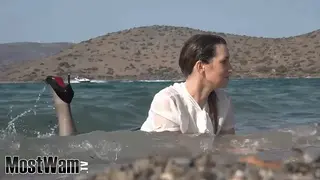 性感的秘书卡莉在海边 点个关注不迷路！