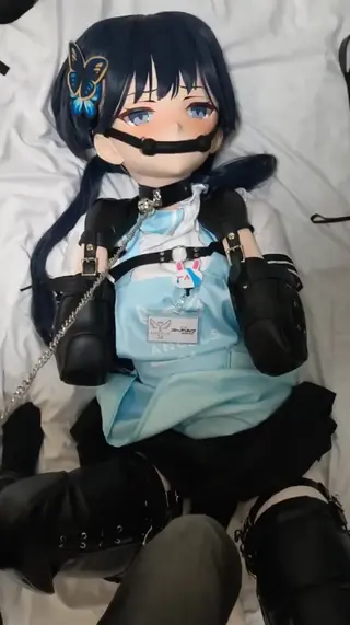 每个小狗都要有一个自己的专属狗盆 【part1】误入奇怪兼职，我猛地清醒过来，发现自己穿着一身黑色的K9拘束服。<br>紧致的皮革紧紧包裹着我的身体，嘴里塞着的口球把舌头压得死死的，<br>口水完全兜不住，已经顺着嘴角淌了下来，浸湿了脸颊两侧的皮革绑带。<br>我想喊出声，喉咙里却只发出含混的“唔唔”声。<br> “这里是哪里！？发生什么了！”<br><br>【part2】我的眼泪瞬间涌了出来。<br>拼命挣扎，但却是小幅度的蹬踹和扭动，因为拘束服的限制，毫无办法。<br>汗水混着泪水一起往下淌，我大口大口地喘气，却发现口球让呼吸都变得困难，<br>只能从嘴角的缝隙里发出急促而细碎的“嗯嗯”声。<br>每一次呼吸都带着口球上残留的皮革味，那味道让我更加焦躁。<br><br>【part3】妃咲蜷在里面，像一只被关进笼子的小狗，<br>眼泪一颗一颗地砸下来，打湿了垫子。<br>她闭上眼睛，脑海里乱成一团，<br>抗拒和渴望撕扯着她的理智，直到疲惫彻底吞没了她。<br><br>【part0】每个小狗都要有一个自己的专属狗盆<br><br>标签：玩偶服、乳胶、震动道具、欢愉娃娃、恋物、面罩、伪娘<br>作者：奈奈的小屋@Nainaixiaowu