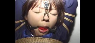 被捆绑折磨的女学生 水手服女学生被捆绑，嘴里塞着红色口球，口水止不住的往下流