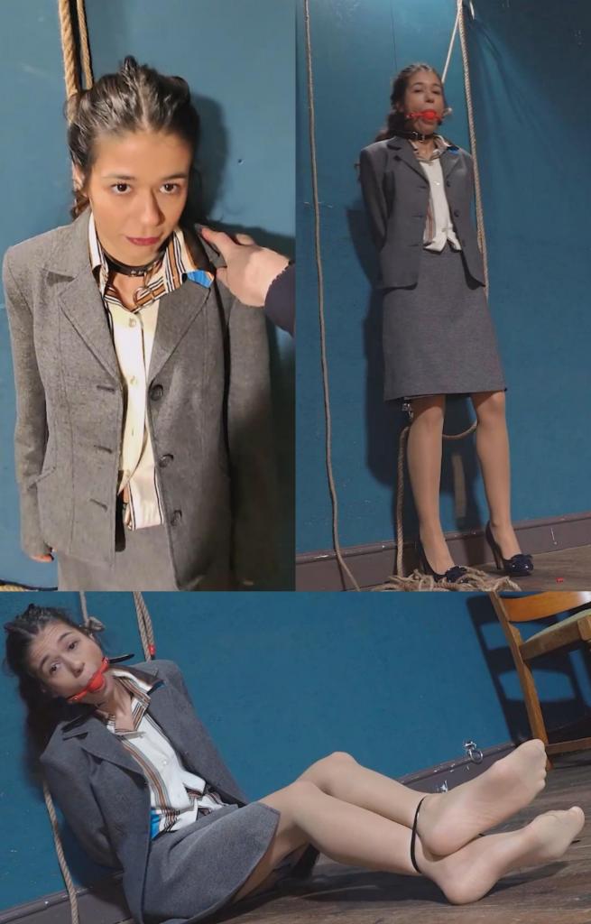6003 Veronika in Walltied 维罗妮卡的笑容始终止不住。即使我们用口塞堵住她的嘴，把她绑在墙上，她脸上依然挂着一丝得意的笑容。也许她就是喜欢这种束缚。没错，就是这样Veronika cant stop smiling. Even when we ballgag her and tie her to the wall, there is still a smirk. Maybe she just loves bondage. Yes, thats it