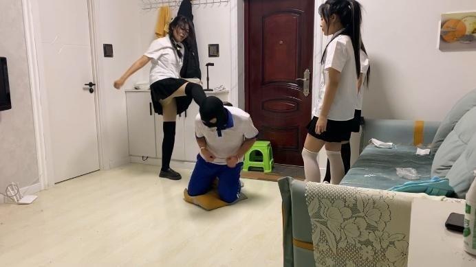 校园霸凌之大学小妹暴力踢打狂虐打小报告的臭M 校园霸凌之大学小妹暴力踢打狂虐打小报告的臭M<br>创作：『chnnsct1818』<br>描述;一群大学妹纸商量好了一个邪恶计划，那就是偷偷打晕一个经常给老师打小报告举报她们抽烟的男同学，然后用绳子捆绑好了之后用麻袋装好当成一个发泄工具残酷虐待他。姐妹们你一脚我一脚的暴力发泄，拳打脚踢，全体重跳踩，暴力跺踩头部。完全当成了一个人肉沙包对待，哭喊求饶也没用啊，只能接受已经成为一个女生工具人的结局...