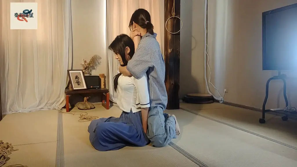 秦韵绳屋 缚手惠子琪 做客惠宝绳屋，喜欢前手缚的小伙伴不要错过了，此次由主理人和模特涵汐现场演绎。绳无止境，他是缚手--惠子琪。<br>本片经过模特知情同意进行拍摄，无任何真实暴力发生。<br>秦韵绳屋祝大家：马年行大运，发大财。<br>业务QQ：1937963514，可接定拍，约拍，线下体验，欢迎骚扰。<br>解压密码：qinyun