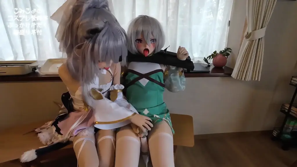 PenXs connect Intense 2P kigurumi sXx with silver-haired beast-girls / 銀髪ケモ耳美少女2人の濃厚ハメ着ぐるみ 阿黑颜娃娃的深喉调教~，取下头壳的舌头后被狠狠地按住口J，头壳始终保持着阿黑颜的姿态，填充物似乎也慢慢的和头壳融为一体了呢~。深喉之后再被带上首枷束缚双手，任由另一只娃娃用小话筒玩弄小棒棒，无法反抗只能无助的发出魅惑的喘息了呢~<br>銀髪ケモ耳美少女2人の密室濃厚絡み！お互いの顔を寄せ合い、恍惚の表情で貪り合うクローズアップ密着2P<br>Tag：【kigurumi】【着ぐるみ】【调教】【跪姿侍奉】【深喉】【kig】【喘息】【小男娘】<br>【調教】【跪き奉仕】【甘い喘ぎ】【男の娘】<br>【Training】 【KneelingService】【fetish】【bdsm】【doll】【zentai】<br><br>之前有个相似的片子，内容相似但确有不同处<br><br><span style='color:#b0b0b0;'>[隐藏文字，购买后可见]</span><br>