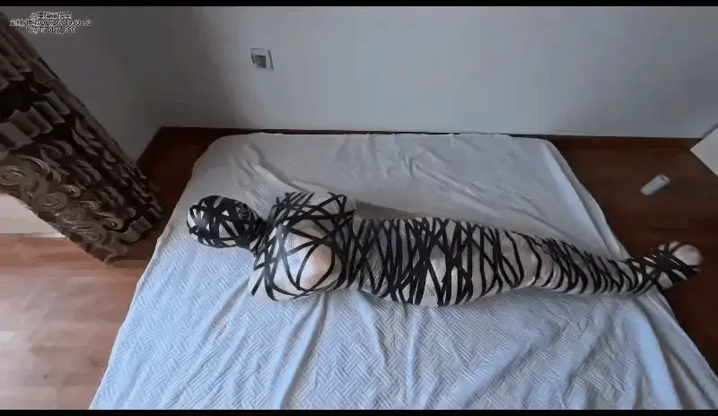 【狸猫】女M保鲜膜全包，胶带全身捆绑，塑料袋套头 将三三全身用保鲜膜包裹，嘴上插上呼吸管，其他所有的地方全部封死，只能靠呼吸管呼吸，成为一个绝望的保鲜人偶，虽然说已经可以完完全全束缚住她，但是我觉得还缺点什么，所以我拿出了一些胶带，将它全身缠绕捆满，连头也没放过，这样看起来就结实多了，及时把塑料袋套在头上已经一丝空气都没有了，也挣扎不开<br>狸猫工作室坐标长春，准备众筹工作室，接定拍,线下，胶带全包，丝袜全包等，出原味袜子，很多东西还在慢慢摸索，感谢大家的支持！联系方式:<span style='color:#b0b0b0;'>[隐藏文字，购买后可见]</span>，留好友必须必须出示妖狐购买记录<br>建议将视频下载到本地后 再进行 解压 观看，以免失效<br>同款道具，淘宝小店:兔子的狸猫工坊<br>解压密码：limao   时长： 40min