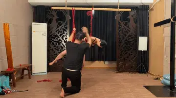 【山鬼工作室】曼曼吊缚 【山鬼工作室】身材超棒的曼曼纯空中吊缚，不停变换姿势，侧吊，倒吊等等。解压密码sg456。【山鬼工作室】面向全国爱好者开放，本店提供绳艺捆绑模特服务，体验女绳师捆绑服务，体验长时间囚禁服务，绳艺教学培训，绳艺交流会，场地出租，专业麻绳销售，原创视频套图销售，作品私人订制，模特原味丝袜出售等，另外本店招募同好合作伙伴。微信:siyao07280612(司瑶）QQ:1077384455（司瑶）
