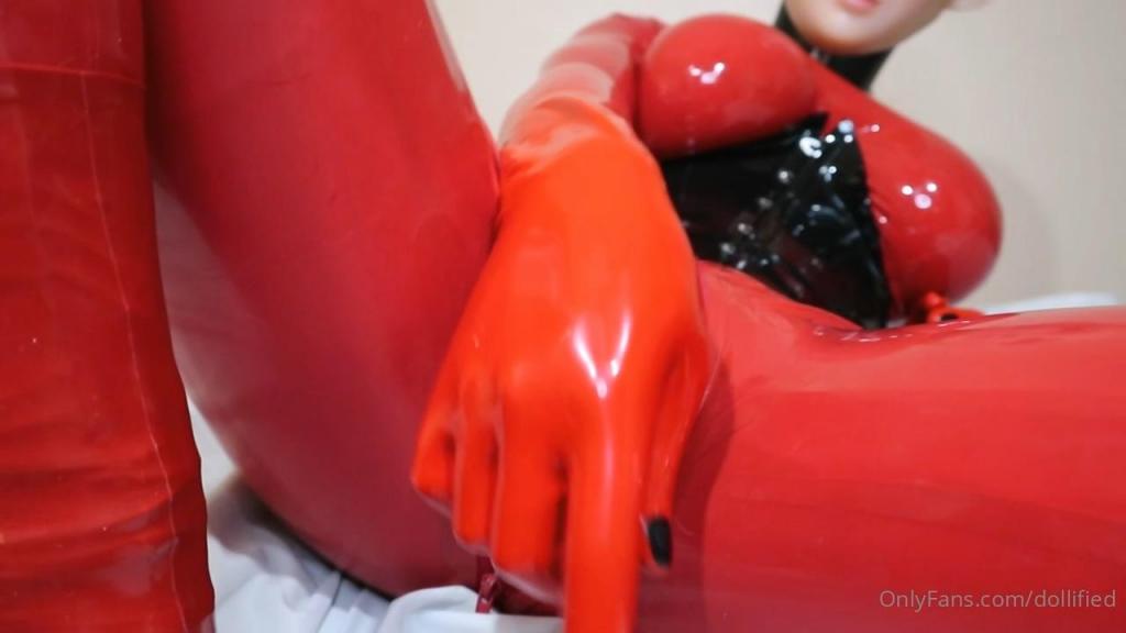 Kaya （Feb 1, 2022） 出自:dollified<br>Locked inside my red rubberdoll molded mask, I blind and gag myself before slipping over my silicone mask and penetrating my rubber pussy.