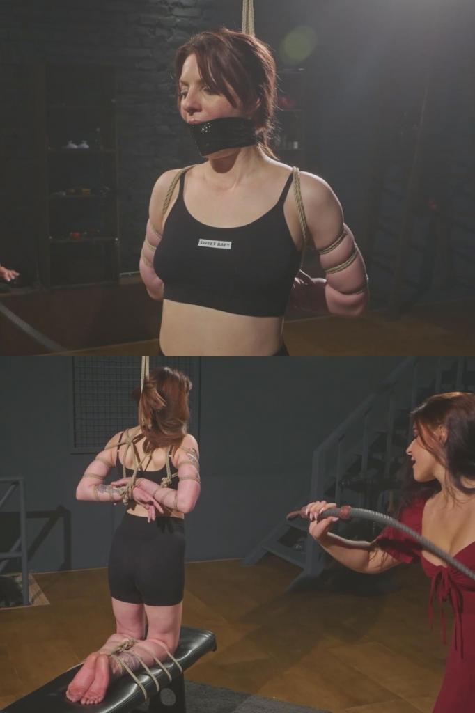 Brittany - Pandora Gives Bastinado to Her Big Red Soles on the Bench 布列塔尼跪在长凳上，姿势十分僵硬。她的双臂被反绑在背后，脚踝也被绑在一起固定在长凳上，一根额外的安全绳一直延伸到吊环，以确保她的稳定。<br><br>她的嘴里塞满了布料，并用黑色乳胶胶带封住，让她在忍受折磨时只能发出含糊不清的声音。<br><br>布列塔尼赤裸的双脚完全暴露在身后，看起来柔软、脆弱，等待着潘多拉的“关照”。潘多拉夫人走上前，开始用鞭子抽打她那双大脚底，一下又一下，直到敏感的皮肤开始泛红。<br><br>潘多拉显然很享受这个过程——她从不介意给一双漂亮的女式高跟鞋来一次彻底的足底鞭笞。与此同时，布列塔尼只能被堵住嘴，双手被绑，只能隔着胶带发出呻吟，任由她的女主人继续惩罚她那双通红的大脚底。<br><br>她只能忍受等待，直到潘多拉最终满意为止。Brittany is on her knees on the bench, held in a strict position. Her arms are tied behind her back in a box tie, her ankles are bound together and secured to the bench, and an extra safety rope runs up to the hoist ring to keep her stable.<br><br>Her mouth is packed with fabric and sealed over with black latex tape, turning her reactions into muffled sounds while she endures the session.<br><br>Brittany's bare feet are fully exposed behind her, looking soft, vulnerable, and ready for Pandora's attention. Lady Pandora steps in and begins working those big soles with a flogger and whip, striking them again and again until the sensitive skin starts taking on that unmistakable red color.<br><br>Pandora clearly enjoys the process - she never minds giving a beautiful pair of female heels a proper bastinado session. Brittany, meanwhile, can only stay in place, gagged and bound, moaning through the tape while her Mistress keeps punishing her big red soles.<br><br>All she can do is endure and wait until Pandora is finally satisfied.