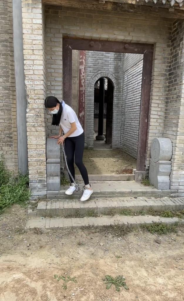 影视城中的10金重镣女孩 影视城中的10斤重镣女孩<br>上次戴这个重镣不过瘾，妹子跟她*一起到一个影视城体验古代被圈禁的小姐的生活。两个小时全程戴着重镣，基本一直在走路！<br>戴过10斤脚镣的都知道是什么感觉，而且这个脚镣的重量都集中在镣环上。<br>隔壁院子还有剧组在拍摄，小白袜和匡威帆布鞋，后面被带上手镣，要求脱掉袜子，踩后跟，这样脚镣更磨更压脚后跟，基本就是脚镣责。后面还有手脚连镣。<br>废弃的院子，荒芜，打不开的脚镣。<br>全长130分钟 <br>布莱恩原创 107126321