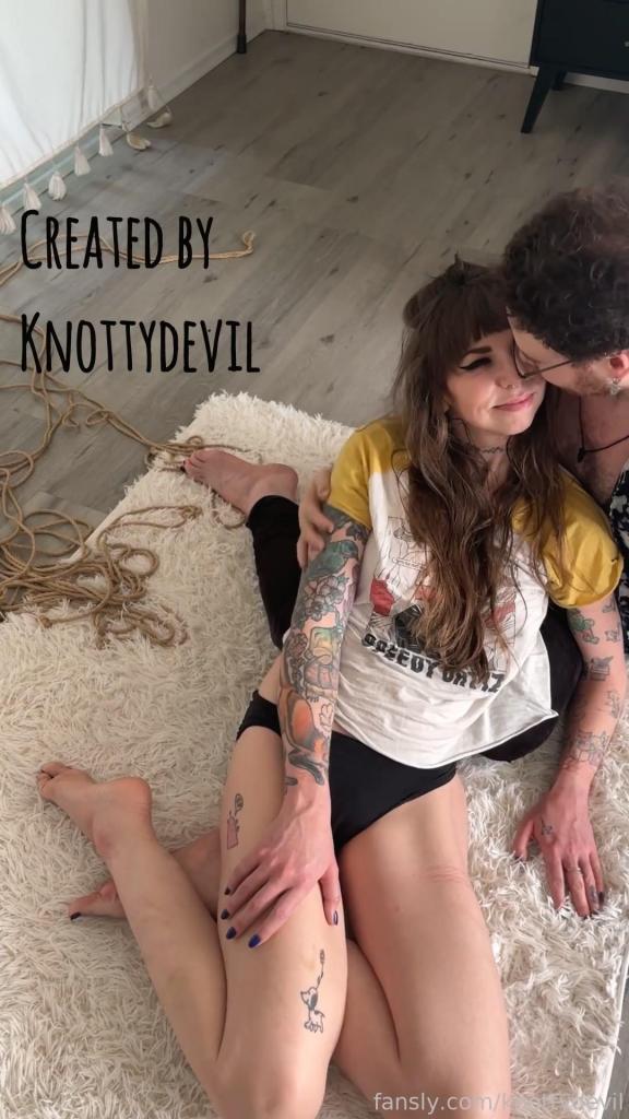 knottydevil （May 22，2026） 出自:knottydevil<br>This one is hot. that is all. (Figured I'd been getting a little long winded in these author's notes so i decided to keep this one short)
