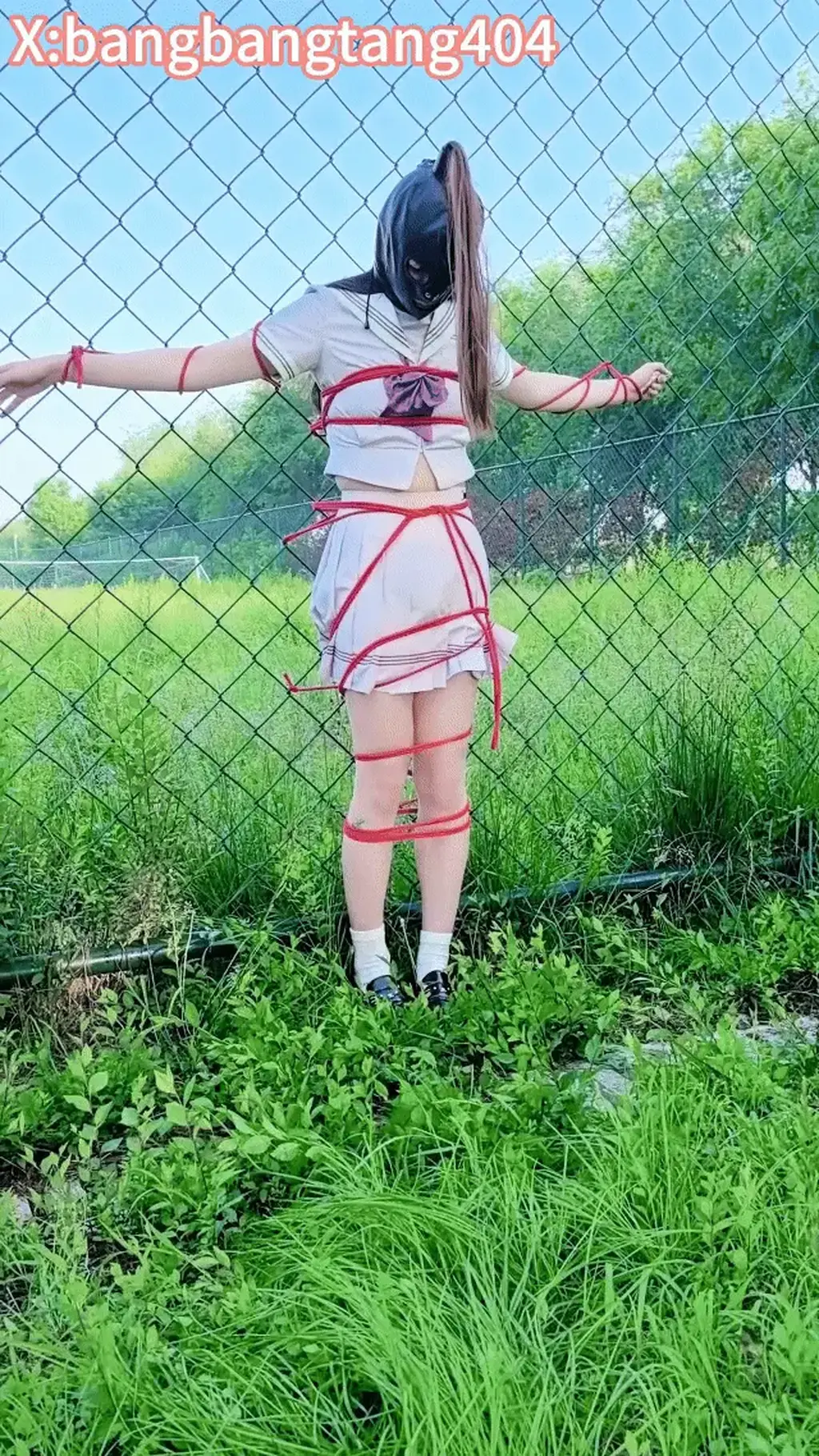 【糖糖工作室】（户外暴露强制高潮）水手服伪娘被十字固定在废弃球场拦网上，贞操锁+震动棒独自高潮，被路人发现全程 兄弟们，这次真的又刺激又羞耻！清晨废弃的足球场外，一只穿着白色水手服、肉色丝袜、白色棉袜、黑色JK小皮鞋的伪娘，被主人残忍地捆绑在场外拦网上。 双臂完全张开，双腿并拢直立，像被钉在网上的十字架一样，完全无法动弹。主人给她戴上只露眼睛和嘴巴的黑色头套，随后把震动棒牢牢固定在她贞操锁的鸡鸡上……做完这一切，主人冷笑着直接离开了！伪娘只能孤零零地被绑在拦网上，震动棒不停地疯狂工作。她拼命挣扎、腰部扭动、双腿发抖，却根本挣脱不了，只能发出压抑又下贱的呻吟……更刺激的是，调教过程中竟然有一个骑自行车的男人路过发现了她！他停下来看了几秒，但最终没说话就骑车离开了……伪娘在极度羞耻和强烈震动下，最终被强制高潮，精液一股股从贞操锁里喷射出来，顺着肉色丝袜流下……核心看点：<br>•	水手服 丝袜 JK皮鞋的极致反差<br>•	废弃球场拦网十字大字固定<br>•	头套 贞操锁 震动棒独自强制高潮<br>•	真实路人发现的暴露刺激<br>•	全程挣扎、扭动、高潮喷射特写<br>这是一部氛围感极强、羞耻度爆表的户外强制高潮视频！时长：约26分钟<br><br>喜欢户外暴露、固定拘束、贞操锁强制高潮、路人元素的兄弟，这一部绝对不能错过！<br><span style='color:#b0b0b0;'>[隐藏文字，购买后可见]</span>
