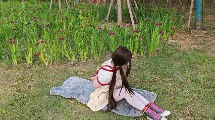 JK少女绑架案，森林迷晕，多次换鞋，日式后手＋驷马捆绑 jk少女在小树林里被绑架，上半身被日式后手绑起来，扔在地上。她努力挣扎一会儿，接着挣扎着站起来逃跑，跑出一段距离后被又被抓了回来，坏人拽着苏苏回到树林里，推倒在地上，把苏苏的鞋子换成帆布鞋，并且把她的脚腕绑在一起并在中间收紧，苏苏原地挣扎一会儿，再次挣扎着爬起来，一蹦一跳地逃跑，跑出一段距离后再被坏人抓到，拽着苏苏一蹦一跳地回到树林，把她的鞋子换成黑色小皮鞋，驷马绑起来，并且恶趣味的把白色的板鞋绑在她的鼻子上。苏苏驷马剧烈挣扎一会儿，最终还是放弃了抵抗。<br>定拍/原味/赞助 qq3975334131，价格优惠，重口勿扰～<br>招聘同好/模特，坐标江苏，有意向的宝子可以 qq3975334131沟通交流～<br>苏苏的3D打印小店开业啦～视频中同款打印镣铐道具都在小店哦，有喜欢的宝子们可以来咨询物色哦，总有一款适合你～<br>有意3D镣铐枷锁等道具的宝子 qq3975334131，欢迎交流～