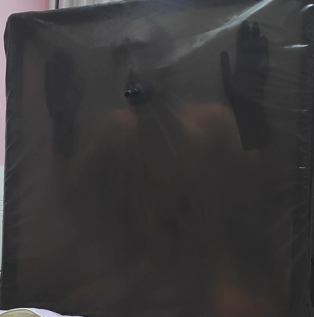 被保鲜膜包住头的m，被塞进真空柜里开到10的压力被放置，口水直流，一点都别想动 原作者:被折磨的小石头<br>被保鲜膜包住头的m小石头，被塞进真空柜里开到10的压力被玩弄，一点都别想动，口水从呼吸口塞中流出，自己却控制不住。<br>被放置半小时，不断的淫叫，好羞耻呀，口水直流，主人也没有放过小m，继续折磨小m，呜呜呜呜，中途在里边好想哭，谁能救救我。