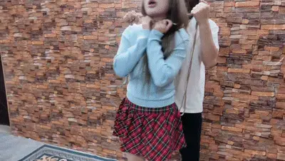 曼妮绑架计:曼妮和老板的司机合谋利用捆绑绑架照片欺骗老板钱财,最后又被老板的司机反杀. 曼妮是老板的秘书,又是小三.又和老板的司机是情人关系,因急需要用1百万,于是联系老板的司机,想用捆绑照片利用被绑架这种方法,要老板的救赎金,然后把照片发给老板后,让司机为她松绑,司机没为她松绑,并对她说,你急需要钱,我更需要,把搞过来的钱统统归我,曼妮不答应,并说要报警,司机说,咱们是同伙,你报警咱们得统统完蛋,只能配合我,把款搞到手就放了你,然后将曼妮堵嘴并驷马捆绑起来,把她绑起来以后,老板突然打电话给司机,让司机赶紧过去接老板办事,于是走了,曼妮这才意识到聪明反被聪明误,想骗老板,反而被驷马捆绑堵嘴,凭借求生的欲望蹭掉了蒙眼布和嘴上的丝袜,解开了连接身上的绳子,准备打电话报警,正好司机赶回来,司机怕事情败露,用绳子勒住她的勃子,将她活活勒死.<br>线上定拍线下可约拍,只定拍绿色视频,可接受赞助定拍和收藏版权定拍,业务咨讯qq3094769038非诚勿扰