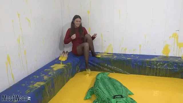 Sky Wrestles A Crocodile In The Gunge Swamp 【中文湿身系列】和充气鳄鱼斗智斗勇。Fearless Sky takes on a ferocious crokodile in the gunge swamp, wearing a red dress and dark tights.