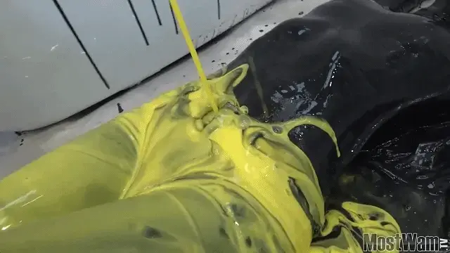 Michelle's Black Gunge Bath 【中文湿身系列】她走进浴缸，慢慢地用闪亮的黑色胶布盖住自己，这样粘人的胶布就能展现出她匀称的身材。然后，她脱下运动鞋，往里面装满黄色的胶布，然后再穿上。然后她躺在地板上，被更多的胶布盖住，这次是黄色的。回到浴缸里再泡一杯黑咖啡Michelle is dressed in a pair of tight jeans a pink top and a clack cardigan. She is also wearing socks and trainers and is bra-less. She steps into the bath and gradually covers herself in shiny black gunge, as she does so the clingy gunge shows off her shapely figure. She then removes her trainers and fills them with yellow gunge, before putting them back on. She then lies on the floor and gets covered with even more gunge, this time yellow. Back into the bath for more black then fished off with a hose down.