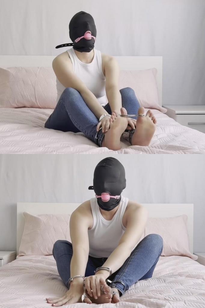 Self Bondage Bliss Turns to Panic – Shackled in Handcuffs and I Lost the Key! 看着我兴奋又饥渴地实现自我束缚的幻想。我嘴里塞着口球，头上蒙着头，用手铐、脚铐和脚趾铐把自己铐了起来。听着我感受束缚时发出的愉悦呻吟。我的赤脚柔软的脚底在特写镜头中尽情展现。<br><br>然后，我听到钥匙掉落的声音！——自我束缚出了岔子。看着我惊慌失措地无助地寻找钥匙，试图挣脱束缚。Watch me horny and excited as I fulfil a self bondage fantasy. Ballgagged and hooded, I shackle myself with handcuffs, ankle cuffs and toe cuffs. Hear me moan in pleasure as I feel my restraints. My barefoot soft soles are on display in relish close ups.<br><br>Then I hear the key fall! - self bondage gone wrong. Watch as I panic and search helplessly for the key to get free.