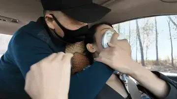 女经理被袭 女经理下班照常开车回家，没想到车内藏了一个歹徒，在车辆行驶中，突然从后面用毛巾捂住口鼻，女经理拼命挣扎，拍打车窗，并猛地踩刹车把车停住，但是无论怎么样挣扎，都挣脱不开，慢慢的昏迷过去，被掳走囚禁折磨，，，，本工作室提供私人定制绳艺类视频、出售原味、视频统一解压密码h123456 定拍联系QQ1434003729加我注明妖狐吧，需要解压两次，密码一样