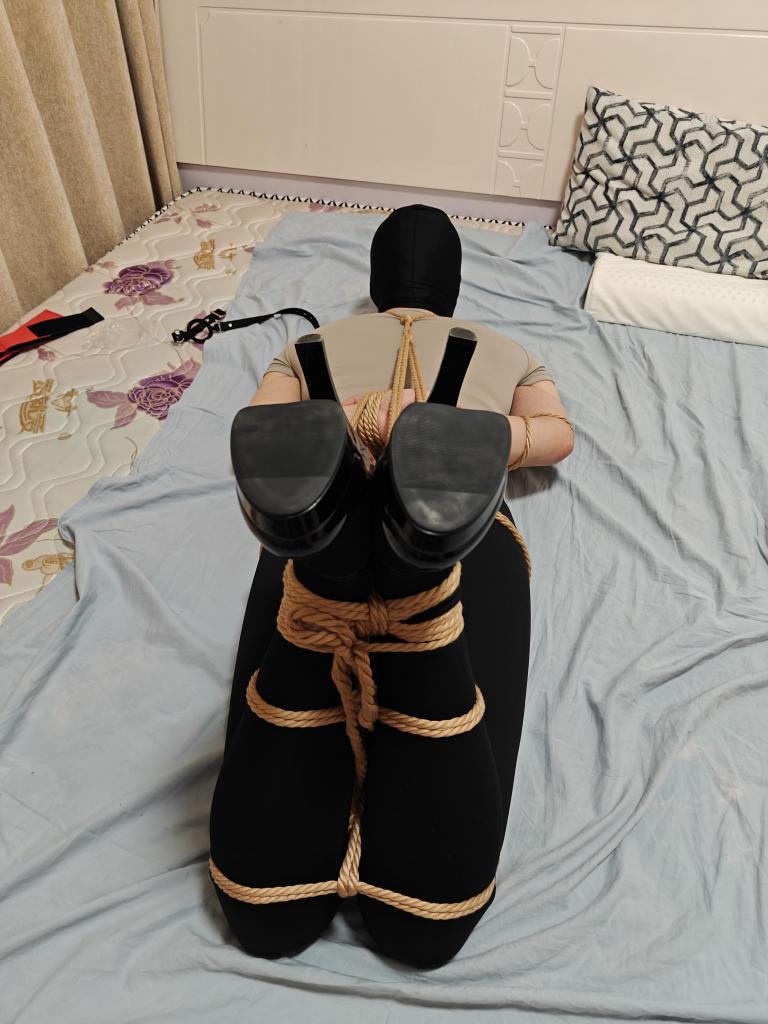 驷马放置 纯享版瑜伽服驷马放置，无捆绑过程，全程防止，后半程甚至不小心睡着