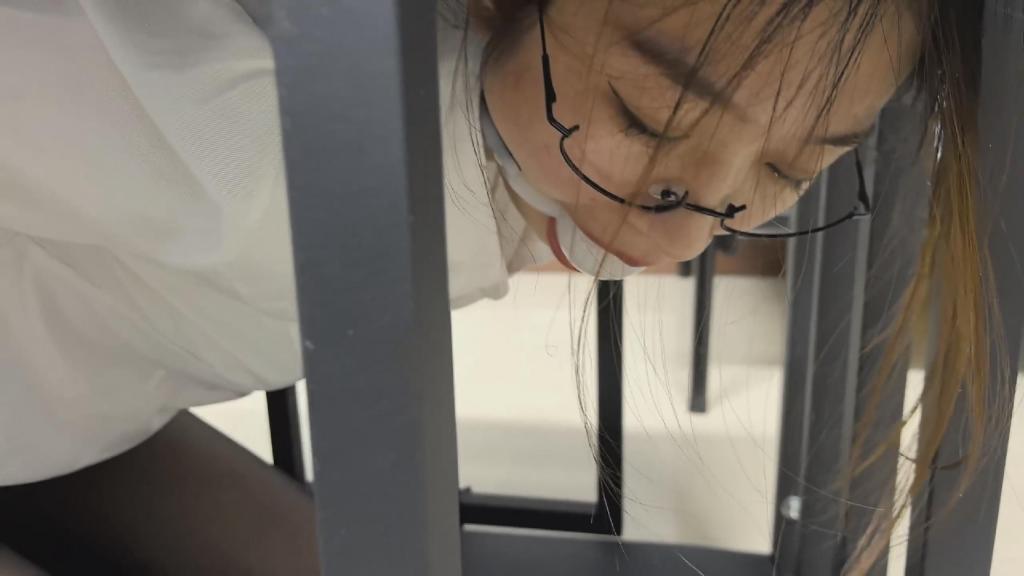 囚笼玩法展示及捆绑 茹茹坐在囚笼里，双手被锁链固定，双足带板铐被卡在笼子外，这个姿势最适合玩足，足控的福利之作；另一个姿势是跪爬在笼子里，屁股被卡在外面，这个姿势适合打屁股调教；最后坐着双腿交叉被直臂捆绑，元素多多，欢迎网友们来定制作品啊，感谢欣赏。剧情定拍，模特合作，女m绳缚体验等各种事宜可加我Q2332635397，注明来意。<span style='color:#b0b0b0;'>[隐藏文字，购买后可见]</span>