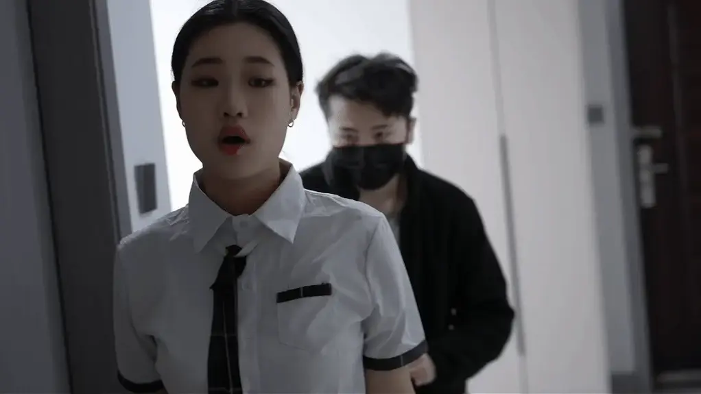 【定拍转公映】不速之客 无聊在家的小舒，约了闺蜜coco出去逛，陌生敲门声打开却是爱慕自己很久的舔狗，<br>"你来干嘛?"小舒面对舔狗没有好语气<br>"我经过这里，肚子实在不舒服，让我上个厕所，我就走"舔狗无奈哀求<br>拗不过这个烦人的舔狗，小舒同意，进了房子后男子掏出绳索迅速套住小舒的头！<br>，，，，，，，，，，，<br>闺蜜来到家中后发现只有一个陌生男人，很快发现了异样，男子的魔爪也在悄悄靠近，，，<br>定拍合作请联系QQ1372181502 2838269780 网盘解压密码bill 不要在线解压 解压后png重命名改mp4格式就好