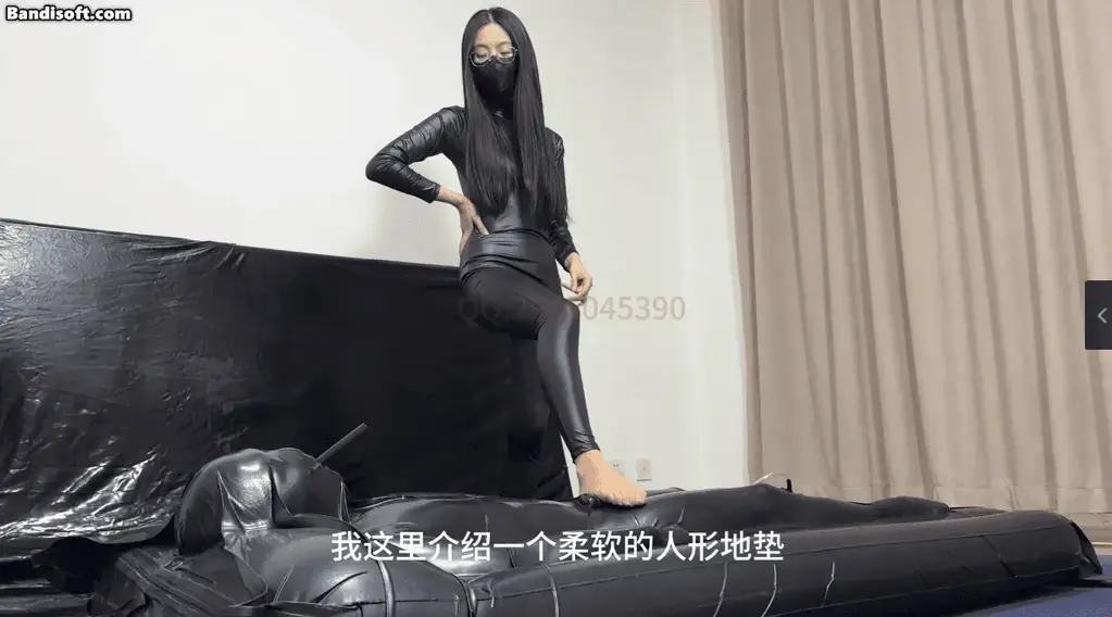 【黑魔法师】一猥琐男常常尾随颜老师对其进行性骚扰，这天颜老师实在忍无可忍将猥琐男骗进了自己的真空拘束室，于是展开了一系列的折磨... 【黑魔法师】一猥琐男常常尾随颜老师对其进行性骚扰，这天颜老师实在忍无可忍将猥琐男骗进了自己的真空拘束室，于是展开了一系列的折磨...<br>颜老师一身皮衣变身刑讯师，接下来猥琐男将会面临什么样的惩罚呢？身体超级敏感的猥琐男被tk，踩踏，呼吸控制，最后榨干，一步步被打破心理防线，最后沦为颜老师听话的奴隶。<br>关于视频拍摄 我们线下体验是绝对保护隐私不会拍摄视频与照片的！所有非模特视频都是取得同意下拍摄发布！<br>联系我们QQ：1127164451（法师客服号） 3353388370（备用号）3761006979（女绳师颜老师客服号）注；为了减少骚扰，现在加颜老师需要59门槛，加颜老师请自带59支付宝口令，门槛费用可抵线下课费等各种费用！<br>黑魔法师微信a309583933（线下与定拍咨询），不闲聊、不闲聊，不闲聊，定拍or线XIA验。<br>工作室换新位置天津梅江会展中心附近，现在坐地铁到西站可以直达工作室附近，然后我们会有专车直接接到工作室！ 如需要直接到站接站请直接咨询客服。<br>工作室主营现实体验调教拘束捆绑，也接视频定拍！坐标天津梅江附近，西站转地铁可以直达 不定时全国巡游。新更新全天体验玩法欢迎大家加我联系方式询问，接站服务已经上架，<br>网盘视频是压缩文档类型 解压后吧TXT改成mp4 解压密码heimofashi123请不要在线解压
