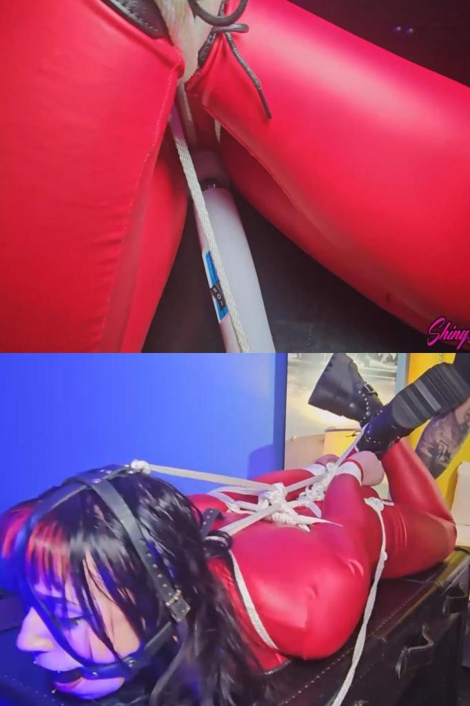 Goth Girl Bound Orgasms 2 性感的迪特莉亚被捆绑着无助地躺在桌子上，她纤细的身躯被一件紧身的红色皮质连体衣勾勒出每一寸曲线。脚上厚重的哥特式长靴更添几分女王般的优雅，与她性感妩媚的性格十分相称。她的手腕被牢牢地绑在背后，脚踝交叉，完全任由希妮摆布。<br><br>一个带有厚实毛绒球形口塞的头套塞在迪特莉亚丰满的嘴唇之间，堵住了她的呻吟和呜咽。头套一直绑在她的手臂上，将她的头向上向后拉，展现出一种极致的脆弱和臣服。尽管她拼命挣扎，但紧紧的捆绑牢牢地固定着她，让她无法逃脱希妮即将带给她的欢愉和折磨。<br><br>毫无预兆地，希妮消失在迪特莉亚有限的视野中，手中拿着一个精致的振动器。他精准地将玩具滑入迪特莉亚的双腿之间，轻轻抵住她紧身衣裆部那敏感的隆起。最初的接触让她全身涌起一阵快感，不由自主地弓起身子，挣扎着想要摆脱束缚。<br><br>随着按摩棒开始震动，迪特莉亚的挣扎愈发剧烈，强烈的快感几乎让她难以承受。Sexy Ditria lies bound and helpless on the table, her lithe body clad in the form-fitting red leather catsuit that accentuates her every curve. The heavy goth boots on her feet add an air of dominatrix chic, a fitting attire for the sensual switch she is. Her wrists are tied securely behind her back, ankles crossed, rendering her completely at Shiny's mercy.<br><br>A head harness with a thick, plush ball gag is strapped between Ditria's plump lips, muffling her moans and whimpers. The harness is tied back to her arms, pulling her head up and back, an exquisite display of vulnerability and surrender. Despite her efforts to wriggle free, the tight hogtie holds fast, leaving her no escape from the pleasures and torments Shiny has in store.<br><br>Without warning, Shiny disappears from Ditria's limited field of vision, a sleek vibrator in hand. With calculated precision, he slides the toy between Ditria's thighs, nestling it against the sensitive mound under the crotch of her catsuit. The initial contact sends a jolt of pleasure coursing through her body, making her arch and buck against the restraints.<br><br>Ditria's struggles intensify as the wand begins to vibrate, the intense sensations threatening to overwhelm her..