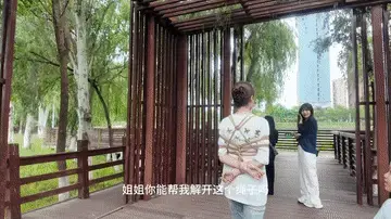 真实户外挑战解绑 今天邀请了三个小模特去市区公园参加绳子解绑挑战，大家一起看看路人对绳艺的真实反应及看法...<br>更多精彩，马上奉送<br>提供私人定制绳艺视频、定制绳艺体验、约拍模特、牢房体验、私人定制体验、剧本体验、出售配方麻绳、原味、另外招募绳艺模特、视频统一解压密码6666 定拍联系QQ419018109请标注妖狐并表明来意<br>