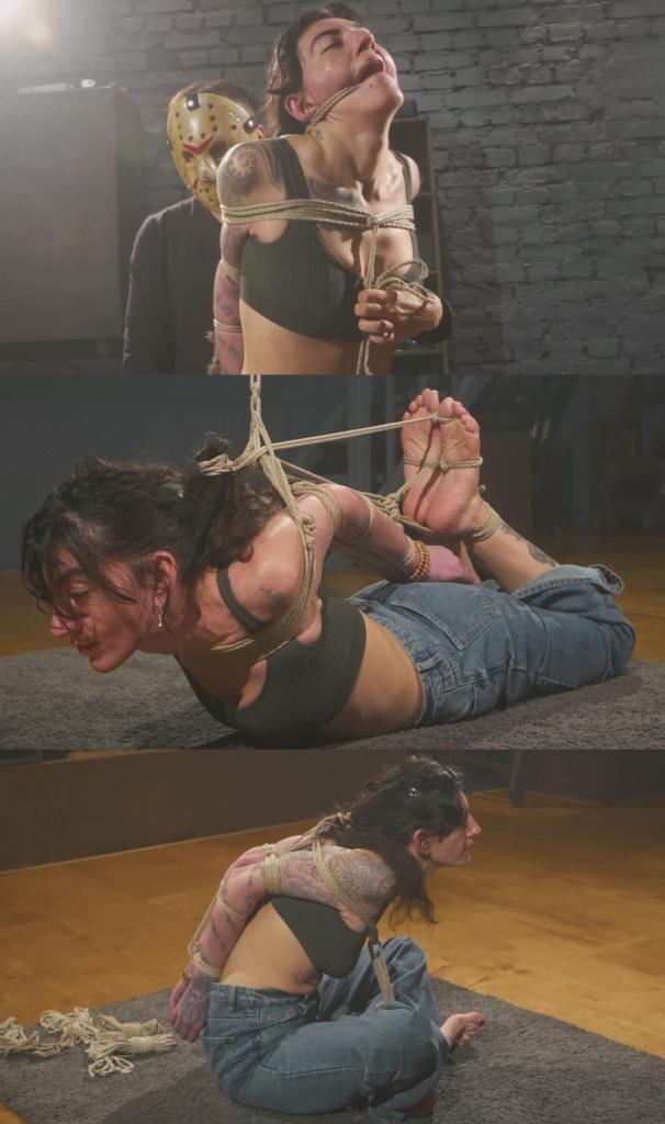 Jamalia - First Tight Bondage Experience - Predicament Pose and Hogtie 在这段视频中，贾玛莉亚决定第一次体验被黄麻绳紧紧捆绑的感觉。她以前从未被如此彻底地捆绑过，所以她不知道自己和绳子会带来怎样的感受。<br><br>贾玛莉亚跪在地上，我走近她，开始将她的双臂绑在背后。令我惊讶的是，我竟然成功地将她的双臂在背后并牢牢固定住——贾玛莉亚的柔韧性相当不错。<br><br>我用绑住她手臂的绳子做了一个口塞。绳子缠绕住她的嘴巴，并将她的头向后拉，使她的姿势更加难受。贾玛莉亚忍受着这一切，或者更确切地说，是静静地感受着这些新的体验。<br><br>然后，我把她从跪姿扶起来，用一根临时的绳子牵着她踮着脚尖走动。贾玛莉亚个子很高，几乎和我一样高，这让这一刻看起来格外有趣和优雅。<br><br>之后，我让她坐下，并将她绑成一个类似僧侣坐姿的姿势。这变成了一种极其束缚的姿势，她的身体被紧紧地捆绑着，舒适感也逐渐消失。<br><br>过了一会儿，我感觉到贾玛莉亚的忍耐力已经接近极限。我绑她的姿势很不舒服，所以我决定不再冒险，把她换成更简单的经典捆绑姿势。<br><br>我没有解开她的手臂，而是让她趴着，然后把她绑成猪蹄式。她有一头浓密而有弹性的头发，所以我用头发把她的头向上提拉，给最终的姿势增添了一丝束缚感。<br><br>最终，在一个狭小的地下室里，我把她紧紧地捆绑成猪蹄式，上半身也绷得紧紧的。我走到一边，让贾玛莉亚独自体验她全新的绳缚经历，让她感受这第一次真正意义上的捆绑体验的每一个细节。In this clip, Jamalia decides to experience the tight embrace of jute ropes for the very first time. She has never been tied this extensively before, so she does not really know what to expect from herself or from the ropes.<br><br>Jamalia starts on her knees while I approach her and begin tying her arms behind her back. To my surprise, I manage to bring her arms together behind her and secure them nicely - Jamalia turns out to be quite flexible.<br><br>Using the remaining rope from the arm bondage, I create a rope gag. The rope wraps around her mouth and also pulls her head back, making the position much more uncomfortable. Jamalia endures it, or rather, quietly studies these new sensations.<br><br>Then I lift her from her knees and lead her around on her toes with an improvised rope leash. Jamalia is tall, almost my height, which makes this moment look especially interesting and elegant.<br><br>After that, I sit her down and tie her into a pose that looks similar to the way monks sit. It becomes a strict predicament-style position, with her body held tightly and her comfort slowly disappearing.<br><br>After a while, I can feel that the thread of Jamalia's endurance is starting to stretch too far. The pose, in the way I tied it, is quite uncomfortable, so I decide not to risk pushing it further and move her into a simpler classic hogtie.<br><br>Without untying her arms, I place Jamalia on her stomach and tie her into a hogtie. She also has very thick, strong hair, so I use it to pull her head upward, adding one more strict detail to the final pose.<br><br>The result is a tight hogtie with upper-body tension, made in a small basement-like room. I step aside and leave Jamalia alone with her new rope experience, letting her feel every part of this first serious bondage session.