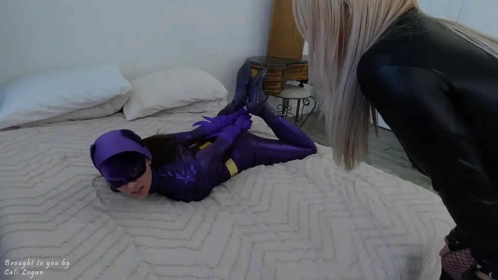 Batgirl Mind Fucked: Superheroine Mental Domination and Humiliation with Cali Logan and Keri Spectru 猫女（Keri Spectrum）正慢慢用言语催眠蝙蝠女（Cali Logan），描绘着罗宾（Robin）到来时两人可能发生的种种美妙情事——她深知蝙蝠女侠对罗宾有着强烈的渴望。猫女利用这一点，将蝙蝠女带入了一种无法自拔的催眠状态。猫女越是描述蝙蝠女内心深处渴望被罗宾诱惑和征服的念头，女英雄就越是感到欲火焚身！猫女开始绘声绘色地描述罗宾将如何随心所欲地调教摆弄她，而蝙蝠女战士则沉浸在幻想中：想象着罗宾揉搓她的双乳，隔着紧身紫色氨纶衣抚弄她的私处，这让她更加情难自禁！<br>猫女趁机将蝙蝠女的双手反绑在身后，让她感到更加无助却又更加兴奋。此时，蝙蝠女脑海中浮现出各种画面：当她四肢被缚、无助地趴在床上时，罗宾会如何用力拍打她的屁股。猫女一边用相机记录下这一切，一边继续催眠和诱惑蝙蝠女，构想出更多罗宾诱惑并掌控被束缚住的她的方式！猫女的话语在蝙蝠女脑海中回荡，描绘着当罗宾尽情利用她的挣扎时，那种火热的快感以及这如何让罗宾更加兴奋。蝙蝠女手脚被绑在床上，不断挣扎、发出低吟；她在扭动身体的同时，幻想着自己的挣扎如何让自己在罗宾眼中变得更加诱人，期待着他来解开束缚——每一次扭动和挣扎都让她的情欲愈发高涨！罗宾会来救她并与她进行一场疯狂激烈的性爱吗？还是说，猫女将永远把蝙蝠女当作自己专属的精神调教玩物？<br>完整标题：Batgirl Mind Fucked: Superheroine Mental Domination and Humiliation with Cali Logan and Keri Spectrum (hd)<br>Batgirl (Cali Logan) Is getting slowly mesmerized by Catwoman (Keri Spectrum) about how all the wonderful things she’d love to do if Robin came around and she knows Batgirl has the hots for him. Catwoman uses it to her advantage to get Batgirl under a trance that she can’t get free from at all. The more Catwoman describes how badly Batgirl wants to be seduced and dominated by Robin, the more it turns Batgirl on! Catwoman starts describing all the wonderful ways Robin can have his way with Catwoman, while Catwoman is fantasizing about Robin rubbing her tits all over, playing with her pussy through her tight purple spandex and gets even more turned on!<br>Catwoman uses this opportunity to tie Batgirl’s hands behind her back and makes her even more hopeless and turned on. Batgirl is now thinking of all the different ways Robin can spank her while she’s tied on all fours and helpless on the bed. Catwoman is grabbing the camera and recording and taking pictures of all of this taking place while mesmerizing and seducing Batgirl more by thinking of more ways that Robin can seduce and manipulate Batgirl while she’s all tied up! With her camera in hand, Catwoman is echoing in Batgirl’s mind how hot it’s going to feel when Robin takes full advantage of Batgirl’s struggling and how much it turns him on. With Batgirl tied up on both arms and legs on the bed, she struggles and grunts, thinking how much she’s making herself hotter for Robin to come in and save her from her binds as she struggles and squirms more, getting more and more turned on with every thrust and squirm! Will Robin come save her and fuck her brains out? Or will Catwoman have Batgirl as her personal mind fuck toy for eternity?<br>