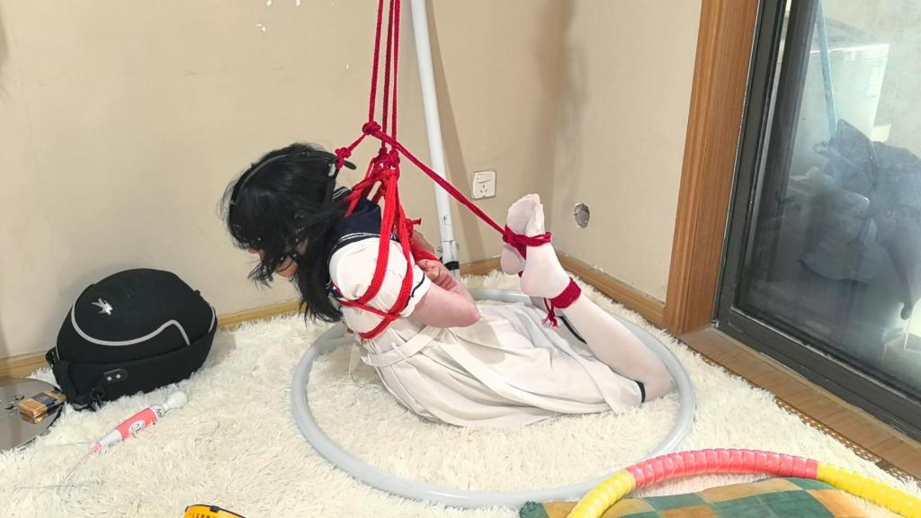 白丝小白裙红绳吊缚极限反弓 自白闲来无事在家水群收到了热心群友（并非）提出的复刻捆绑图的申请，于是本群主十分主动非常情愿的复刻了这个动作，真的很涩啊，而且感觉也很舒服，就是吃韧性坚持不了多久。摄影还干坏事狠狠的TK<br><br><span style='color:#b0b0b0;'>[隐藏文字，购买后可见]</span>