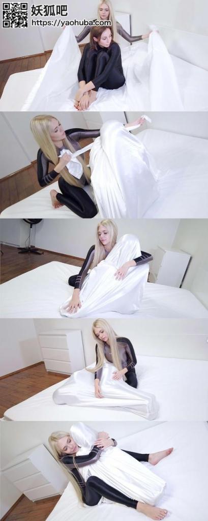 Two Girls and White Silk Sheet part 4 1——<br>这个系列之前原创区那边受限于供货方要求，价格搞得很贵，让很多朋友们爱而不得。<br>这次直接搬运区用合理的价格让大家好好的爽一爽。<br>买之前仔细甄别一下，买过的就不要再买了，没买过的就狠狠冲吧。<br><br>2——<br>此次更新量大，工作量超标。<br>大家参考预览图肯定能看懂的。所以文案就不哆嗦了，预览15秒也不选了。<br>更新期间造成的刷屏，请大家海涵。<br><br><span style='color:#b0b0b0;'>[隐藏文字，购买后可见]</span>