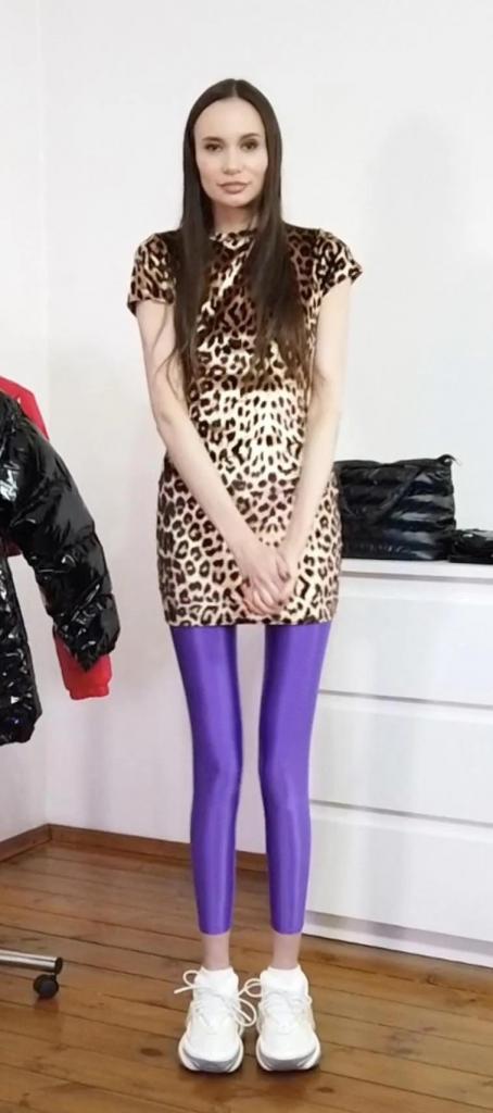 Wrapa's Jackets Showroom 光泽裤小姐姐的羽绒服恋物记<br><br>注：<br>预览图因为压缩过，所以有的略糊。但是视频都是不糊的，请放心购买。<br>之前原创那边受限于供货方要求，价格搞得很贵，让很多朋友们爱而不得。<br>这次直接搬运区用合理的价格让大家好好的爽一爽。<br>买之前仔细甄别一下，买过的就不要再买了，没买过的就狠狠冲吧。<br>此次更新量大管饱，造成的刷屏，请大家海涵。<br><br><span style='color:#b0b0b0;'>[隐藏文字，购买后可见]</span>