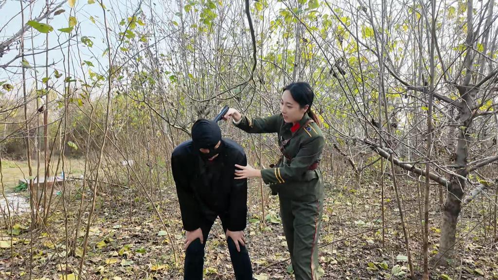 逃犯落网记1116 逃犯躲藏在树林，被民兵抓获，经过一番审问，斗志斗勇...进行处决.....本工作室提供私人定制绳艺视频、视频统一解压密码h123456 定拍联系QQ1434003729加我注明妖狐吧，需要解压两次，密码一样