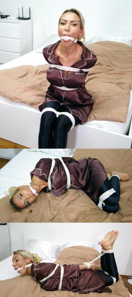 Roxi Tied in Silk Nightdress 1——<br>这个系列之前原创区那边受限于供货方要求，价格搞得很贵，让很多朋友们爱而不得。<br>这次直接搬运区用合理的价格让大家好好的爽一爽。<br>买之前仔细甄别一下，买过的就不要再买了，没买过的就狠狠冲吧。<br><br>2——<br>此次更新量大，工作量超标。<br>大家参考预览图肯定能看懂的。所以文案就不哆嗦了，预览15秒也瞎选了。<br>更新期间造成的刷屏，请大家海涵。<br><br><span style='color:#b0b0b0;'>[隐藏文字，购买后可见]</span>