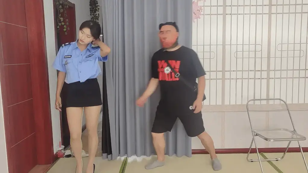 秦韵绳屋 被贩卖的保安（定拍转公映） 女保安（玖儿饰），被歹徒入室埋伏，幸好身手敏捷，制服了歹徒，奈何歹徒精于开锁，弄开束缚，挟持了她，后面装进笼子贩卖...有点狠，把模特整哭了...<br>再次感谢定拍老铁的大力支持。<br>本片经过模特知情同意进行拍摄，无任何真实暴力发生。<br>秦韵绳屋祝大家：马年行大运，发大财。<br>业务QQ：1937963514，可接定拍，欢迎骚扰。<br>解压密码：qinyun