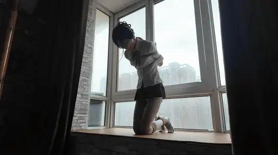 《窗台上的M》白培培 朋友介绍过来的软妹子，喜欢穿刺，全身到处穿钉子，能穿的地方全穿了，身体非常软，适合绑各种造型。后手观音紧缚，大号口球堵嘴，罚跪在窗台示众，双腿纤细修长，骨感十足，最后锁进笼子里放置。视频解压密码:666888 。<br>一绳所爱绳艺体验店面向全国爱好者开放，本店提供绳艺捆绑模特服务、体验女绳师捆绑服务、变装绳艺体验、绳艺按摩服务、绳艺婚纱照摄影、体验长时间囚禁服务、绳艺教学培训（收徒）、绳艺交流会、绳艺逃脱挑战赛、场地出租、专业麻绳销售，原创绳艺扑克销售、原创视频套图销售、作品私人定制、模特原味丝袜出售等，另外本店招募同好合作伙伴。微信：351552501初心。