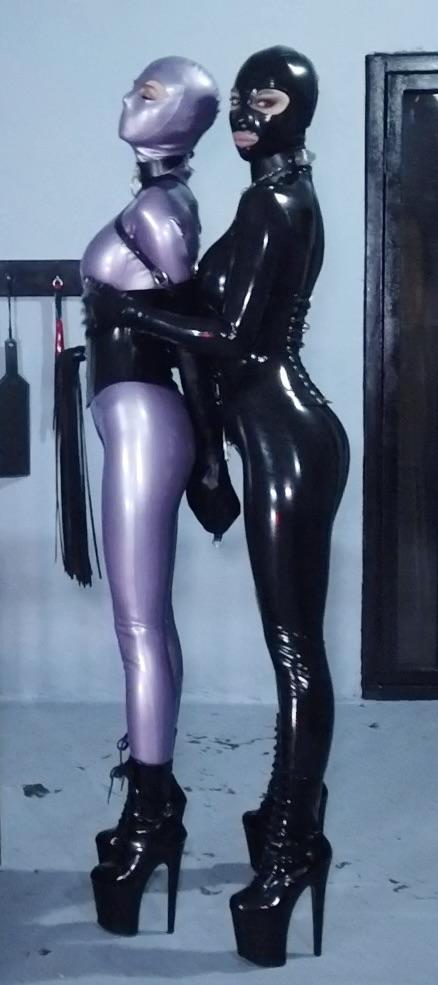 Mistress Roxi and Her Slavegirl 1——<br>这个系列之前原创区那边受限于供货方要求，价格搞得很贵，让很多朋友们爱而不得。<br>这次直接搬运区用合理的价格让大家好好的爽一爽。<br>买之前仔细甄别一下，买过的就不要再买了，没买过的就狠狠冲吧。<br><br>2——<br>此次更新量大，工作量超标。<br>大家参考预览图肯定能看懂的。所以文案就不哆嗦了，预览15秒也瞎选了。<br>更新期间造成的刷屏，请大家海涵。<br><br><span style='color:#b0b0b0;'>[隐藏文字，购买后可见]</span>