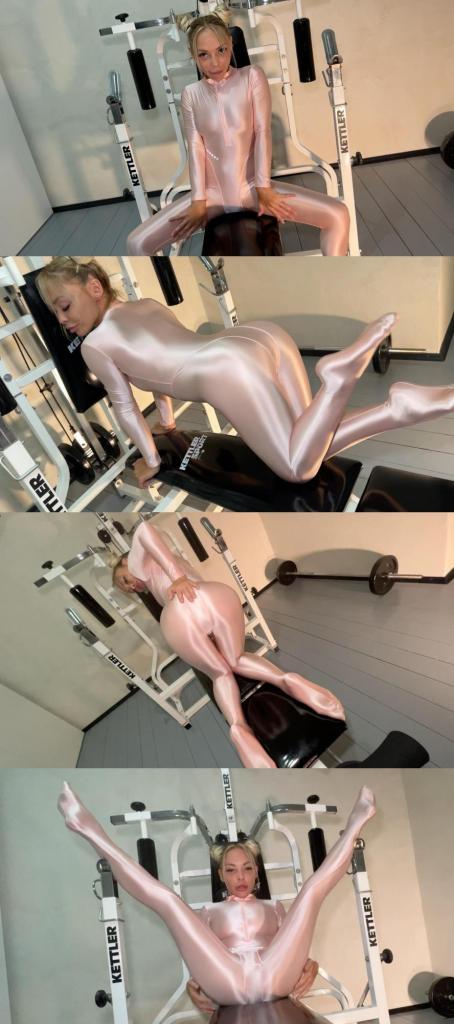 Lina in the Fitness Gym 1——<br>这个系列之前原创区那边受限于供货方要求，价格搞得很贵，让很多朋友们爱而不得。<br>这次直接搬运区用合理的价格让大家好好的爽一爽。<br>买之前仔细甄别一下，买过的就不要再买了，没买过的就狠狠冲吧。<br><br>2——<br>此次更新量大，工作量超标。<br>大家参考预览图肯定能看懂的。所以文案就不哆嗦了，预览15秒也瞎选了。<br>更新期间造成的刷屏，请大家海涵。<br><br><span style='color:#b0b0b0;'>[隐藏文字，购买后可见]</span>