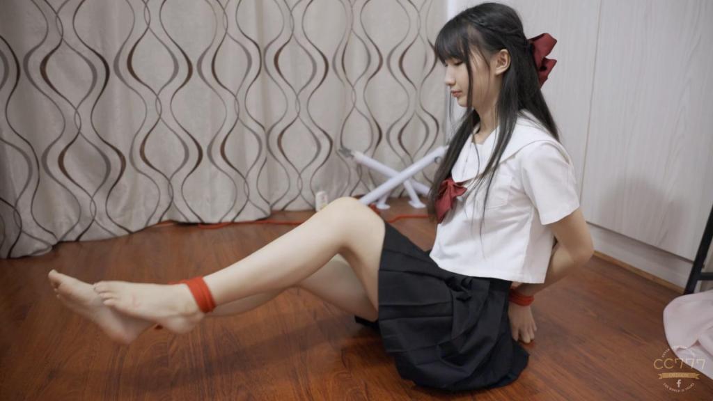【cc777】舞蹈生小慧现役18岁女大JK裸足白袜红绳紧缚挣脱限时挑战  蝉鸣渐响的午后，舞蹈生小慧报名了某平台上的kb逃脱挑战活动：JK裙子、双手被反绑、5分钟解开绳子走出教室。她以为自己能轻松拿下10000奖金，结果门外有人，走廊布满了铃铛陷阱……更没想到主办方竟然是熟人。<br>你看好舞蹈生的柔韧逃脱吗？觉得她能成功扣1，觉得会翻车扣2<br>#JK #舞蹈生 #逃脱挑战<br>作者@cc777  <br>X:@pianoboygood<br>企鹅：3788709611<br>解压密码：3788709611<br>片名：【cc777】舞蹈生小慧现役18岁女大JK裸足白袜红绳紧缚限时挑战 <br>片长：00:23:21<br>大小：1.03G<br>温馨提示：请不要在线解压文件，容易和谐。请下载下来压缩包在本地解压！