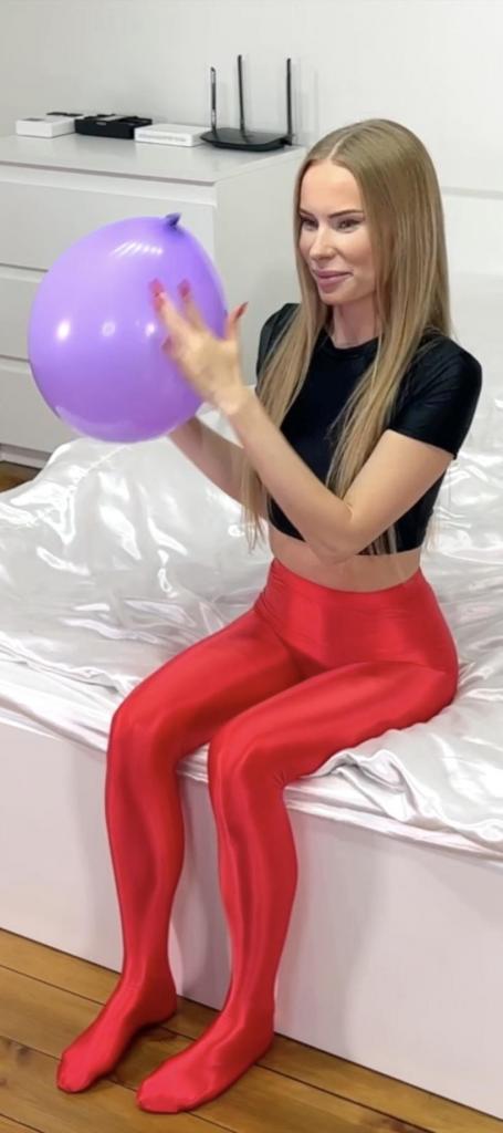 Foxy and Photosession with Balloons 1——<br>这个系列之前原创区那边受限于供货方要求，价格搞得很贵，让很多朋友们爱而不得。<br>这次直接搬运区用合理的价格让大家好好的爽一爽。<br>买之前仔细甄别一下，买过的就不要再买了，没买过的就狠狠冲吧。<br><br>2——<br>此次更新量大，工作量超标。<br>大家参考预览图肯定能看懂的。所以文案就不哆嗦了，预览15秒也瞎选了。<br>更新期间造成的刷屏，请大家海涵。<br><br><span style='color:#b0b0b0;'>[隐藏文字，购买后可见]</span>
