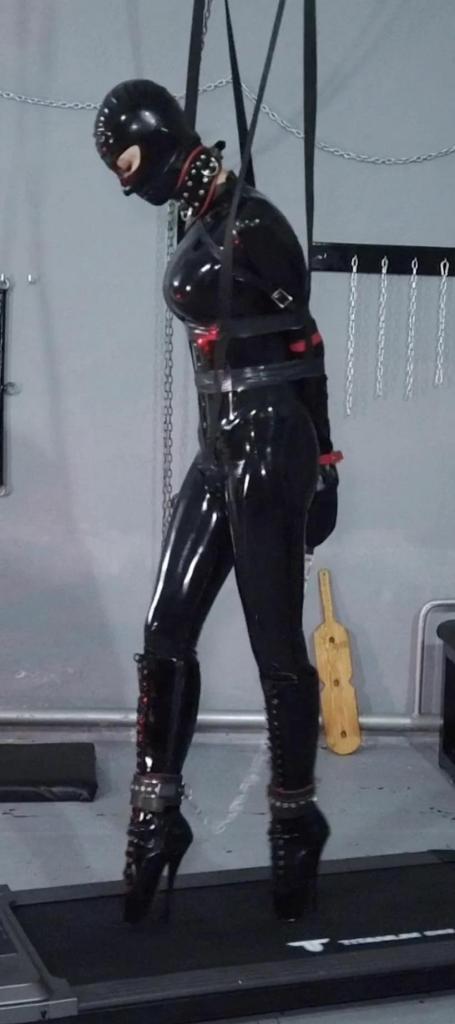 Black Latex Slavegirl on the Treadmill 1——<br>这个系列之前原创区那边受限于供货方要求，价格搞得很贵，让很多朋友们爱而不得。<br>这次直接搬运区用合理的价格让大家好好的爽一爽。<br>买之前仔细甄别一下，买过的就不要再买了，没买过的就狠狠冲吧。<br><br>2——<br>此次更新量大，工作量超标。<br>大家参考预览图肯定能看懂的。所以文案就不哆嗦了，预览15秒也瞎选了。<br>更新期间造成的刷屏，请大家海涵。<br><br><span style='color:#b0b0b0;'>[隐藏文字，购买后可见]</span>