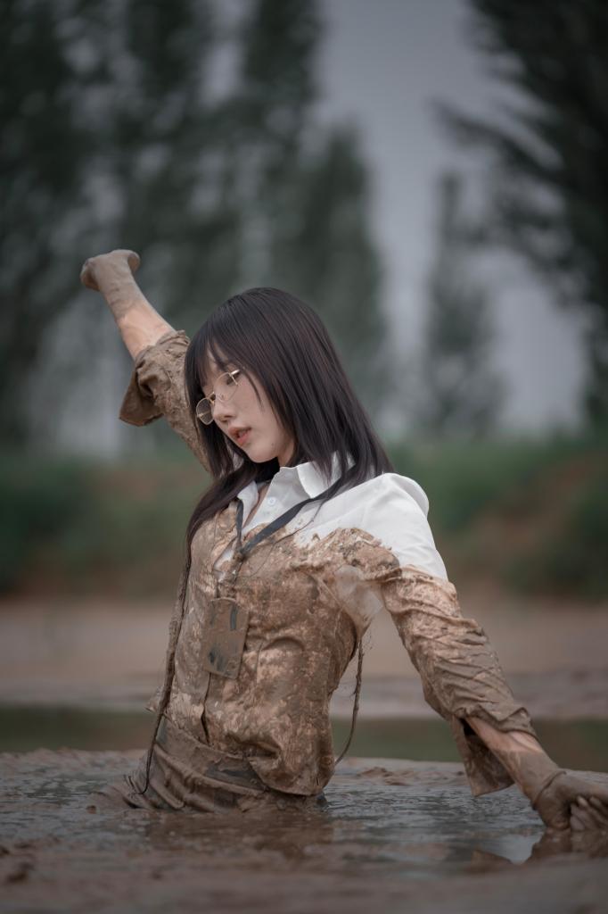 NPMK-0010秘书的田野考察 奇怪的老板非的要我去考察什么泥潭，害的我陷下去差点没有爬出来，这下完蛋了，高跟鞋掉进去了不说，白色衬衫还被染成了咖色！！！这明天怎么上班，看来只能请假了，我的全勤奖又没了呜呜呜……