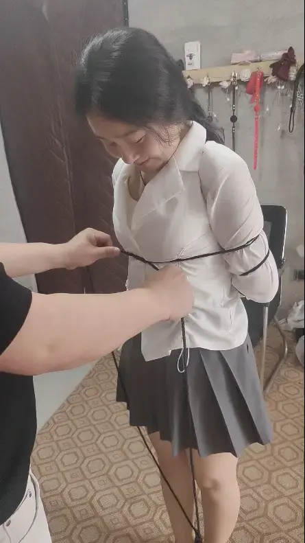 【皖北绳艺】美艳少妇以为老公是来救自己的结果被五花大绑，胸被勒的喘不过来气，大长腿白晃晃的 皖北绳艺工作室，众多美女模特定拍体验的，qq3313145206